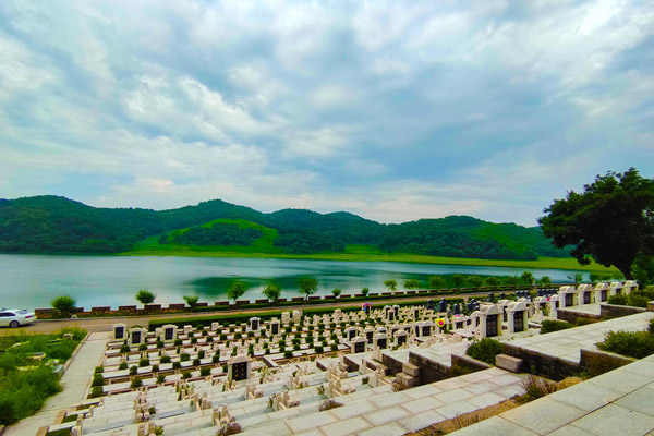 沈陽墓地墓碑上刻紋的設(shè)計有哪些注意事項(xiàng)？